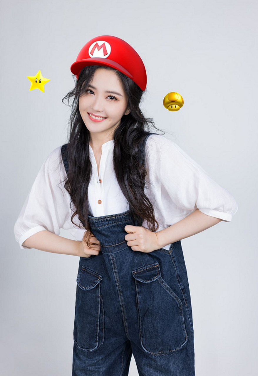 王艺瑾这背带牛仔裤造型,超级马里奥的造型,可爱!