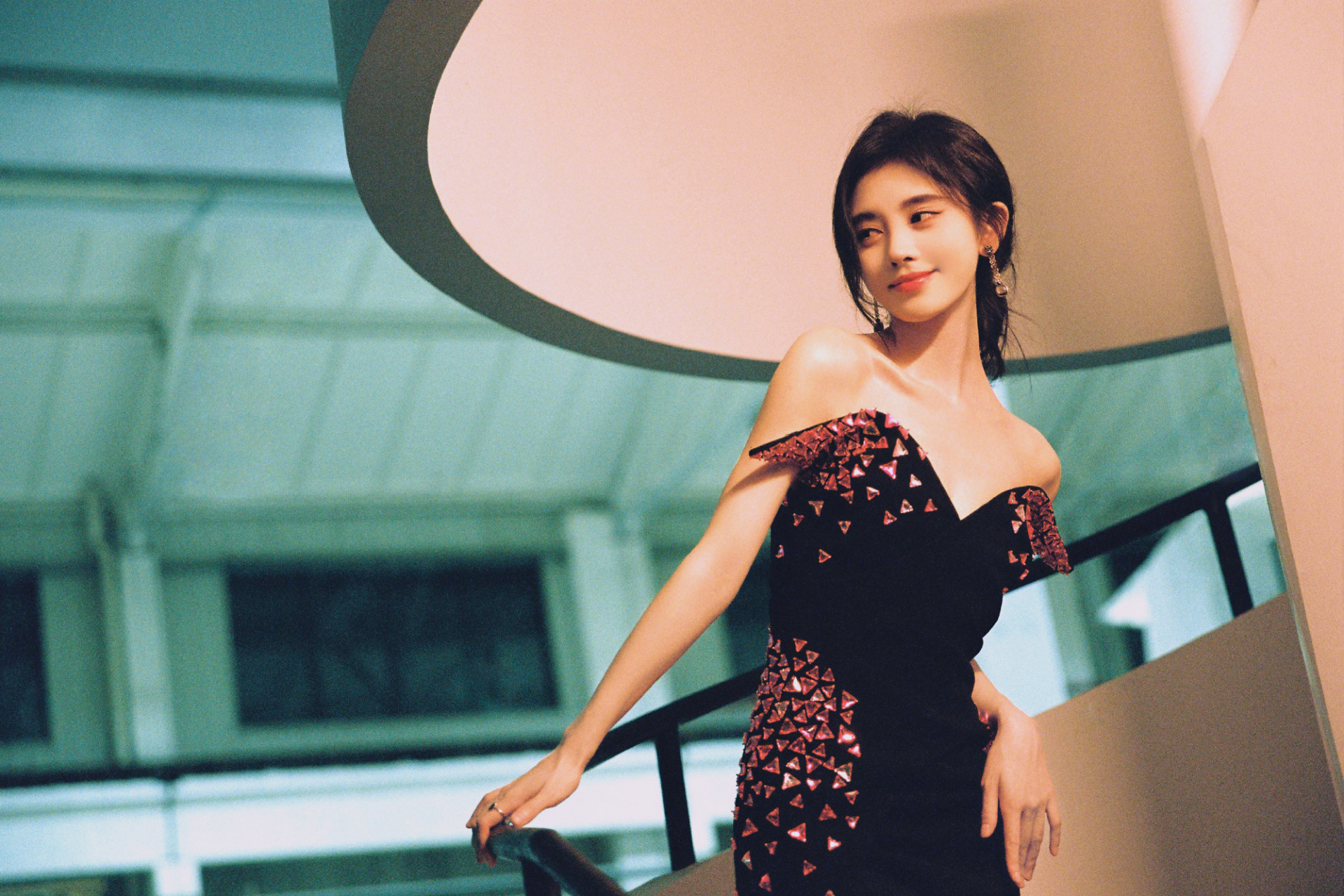 鞠婧祎的一组美照,身穿黑色红钻露肩裙,展现了几分妩媚和成熟!
