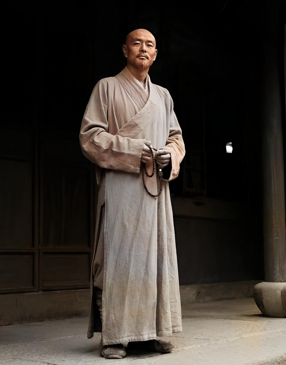 1942年深夜,62岁的弘一法师突然把徒弟叫到他面前,说:准备四个盛有式