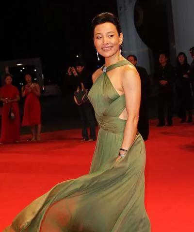 秀出了满身的肌肉块儿.梳盘发大方得体,走起来太有国际范儿了