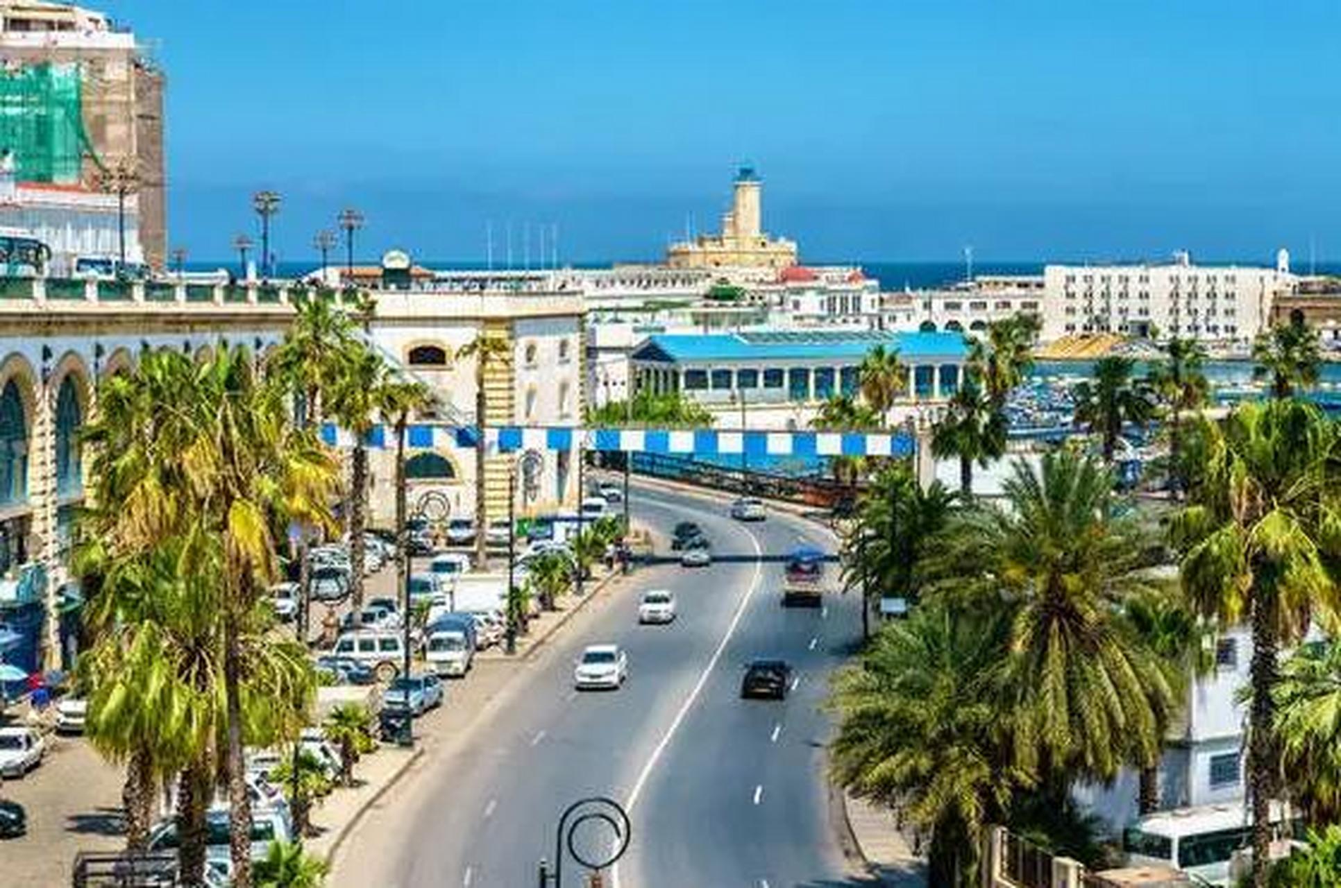 阿尔及尔,是阿尔及利亚首都,港口城市.