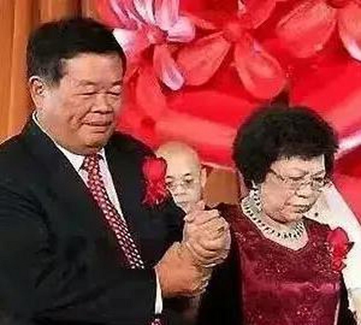 但是,她提了两个要求,曹德旺听了马上跟红颜知己断绝关系,并把所有