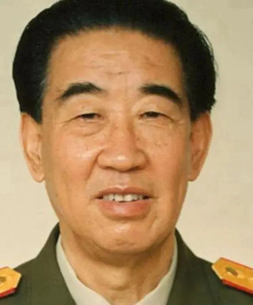 杨德中是一个非常优秀的战士,正因为他为人正直,政治思想觉悟高,对