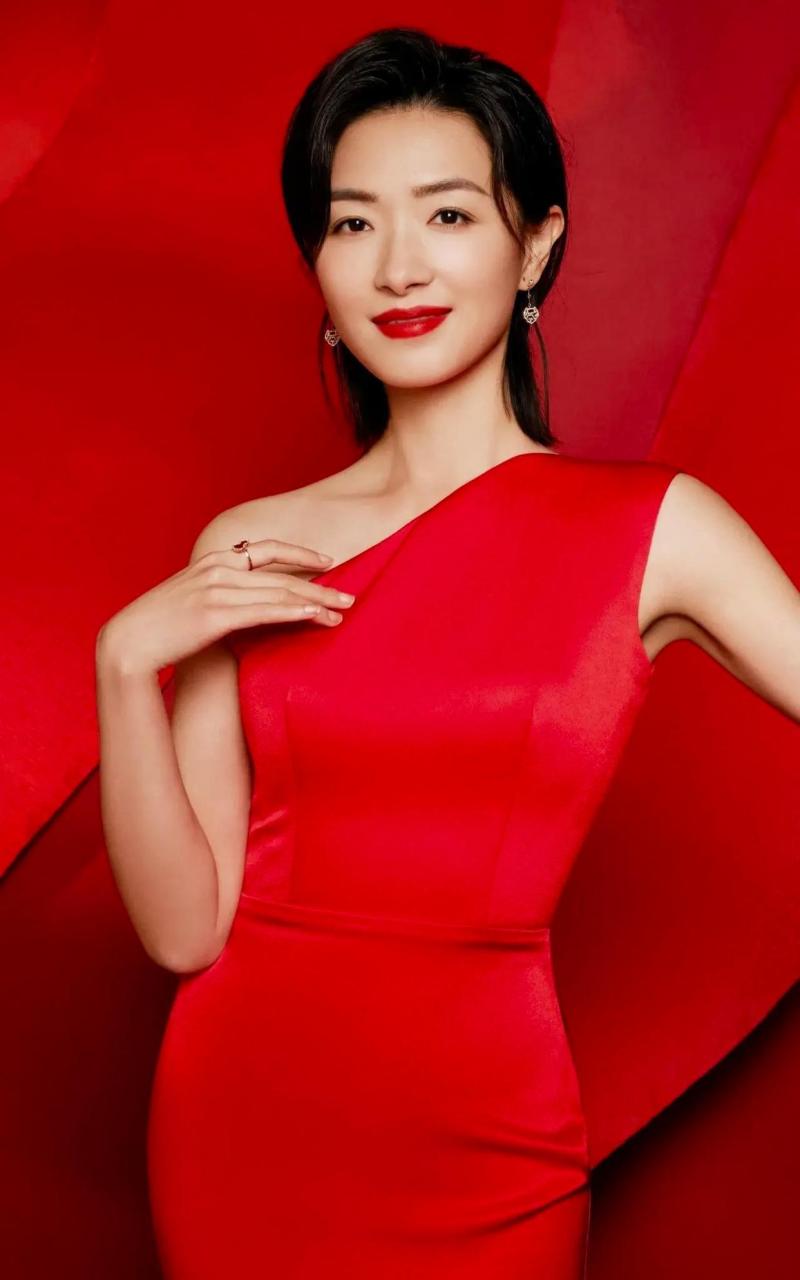 万茜一袭红色露肩紧身红裙,穿搭显得明艳动人 #中国版chatgpt来了