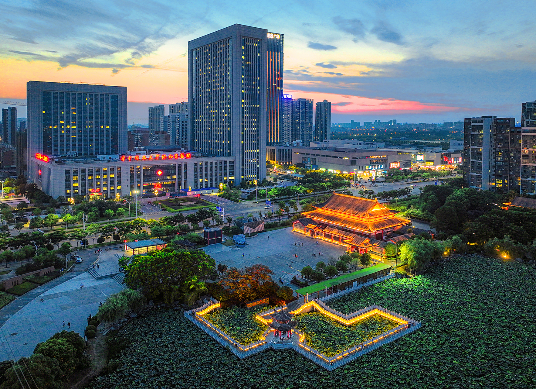 江夏区历史源远流长,境内数十处屈家岭文化,石家河文化时期的聚落遗址