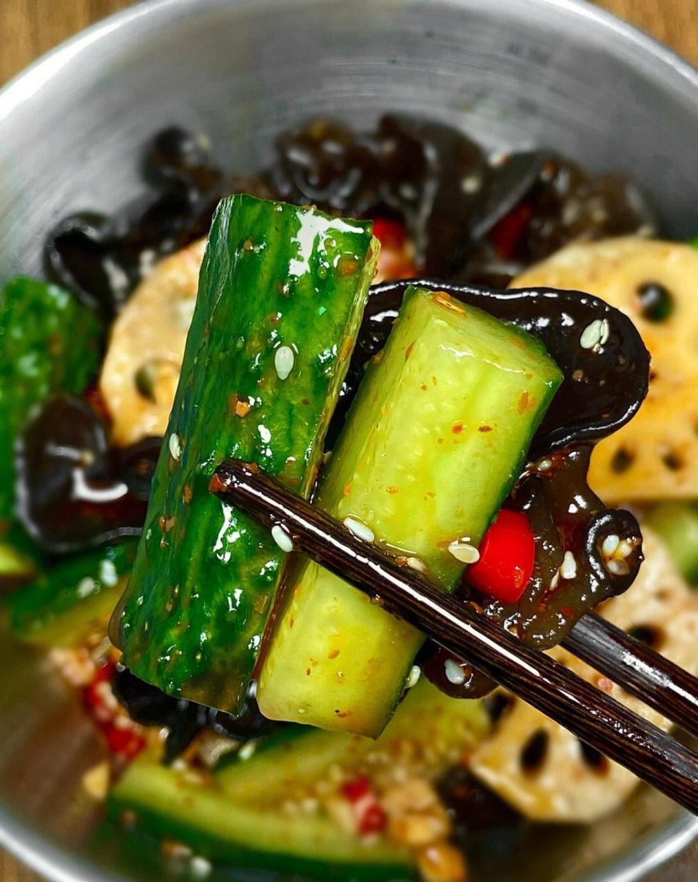 今天做了这个黄瓜木耳拌藕片,闻到味道口水直流!