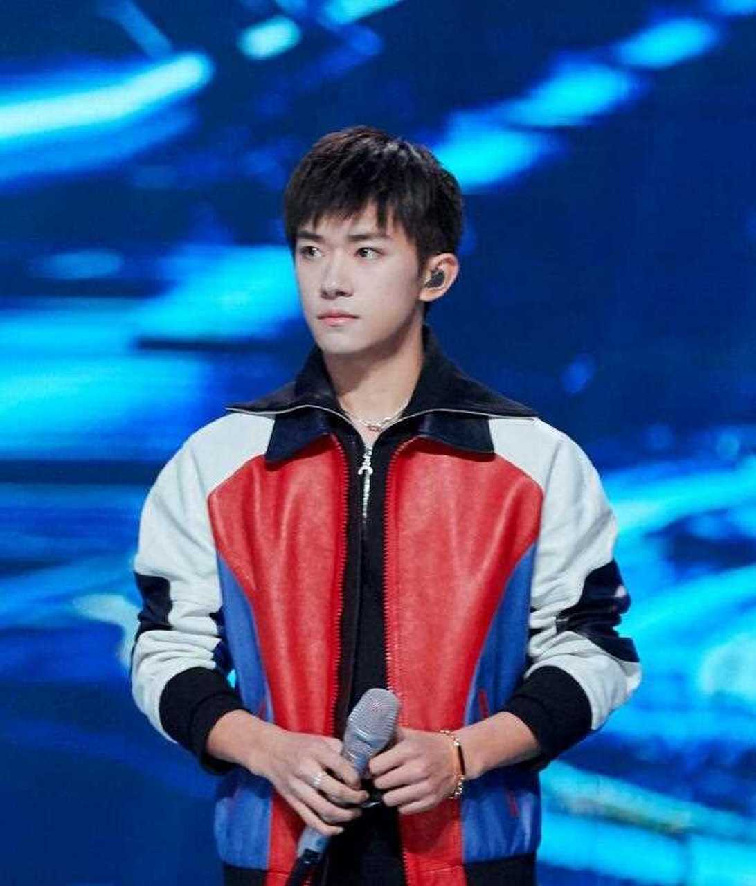 易烊千玺隔空撞衫奥特曼!