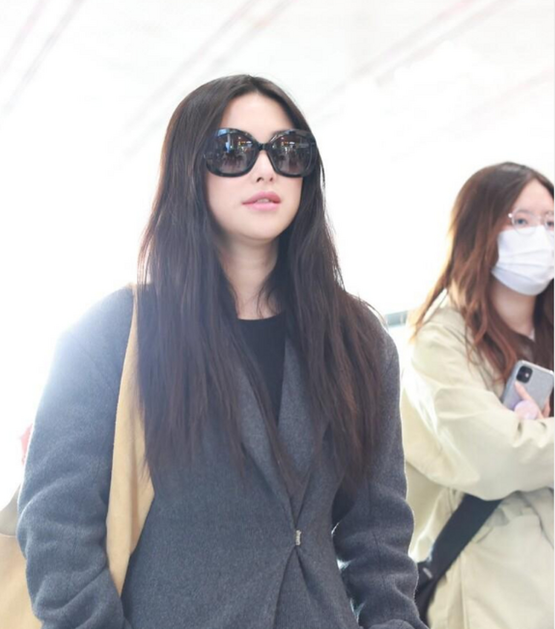 朱珠穿灰色大衣走机场,时尚优雅,大气潇洒!