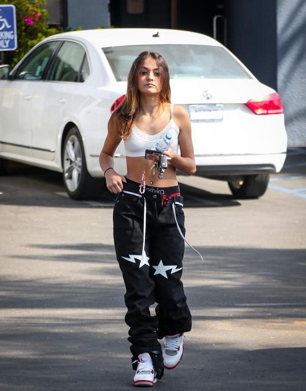 普里姆尔身着运动裹胸背心搭阔腿裤街头跑步秀马甲线