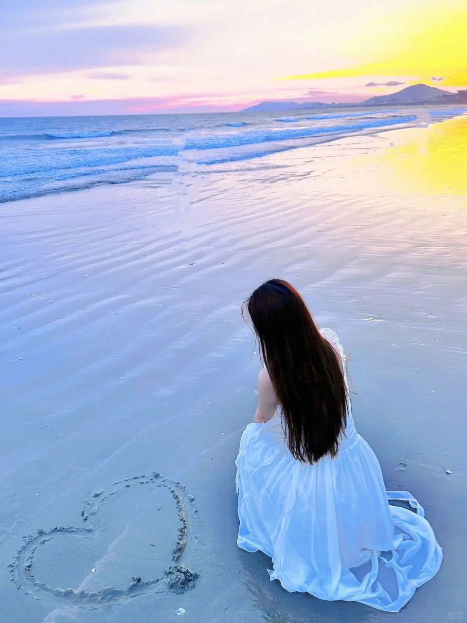 带着背影和三亚看日落 在三亚看日落真有诗意,夕阳滑落的景象美妙绝伦