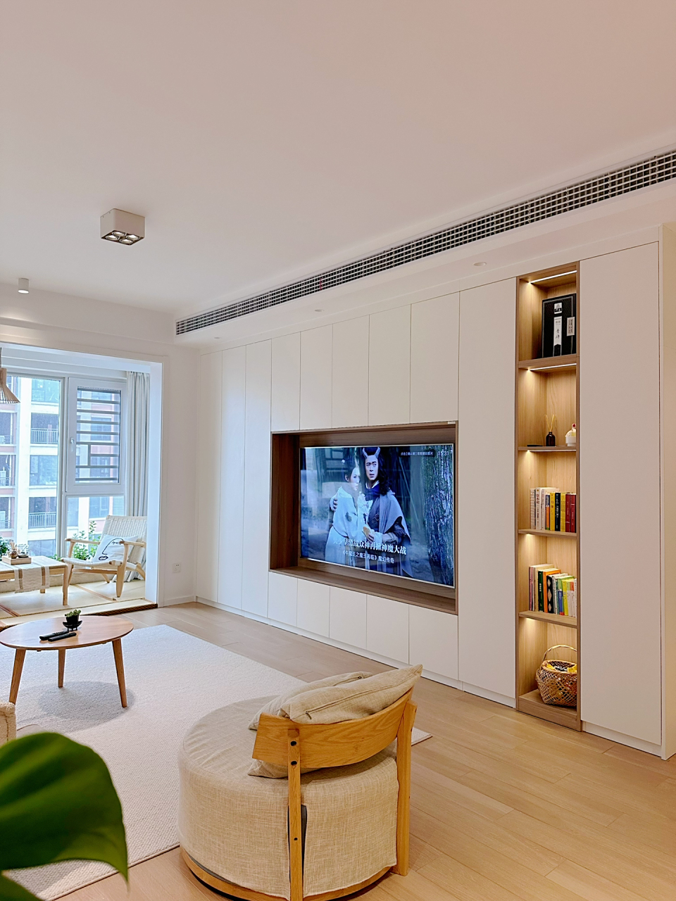 满墙柜是真实用 光客餐厅阳台 就做了四面墙的柜子 包括满墙电视柜