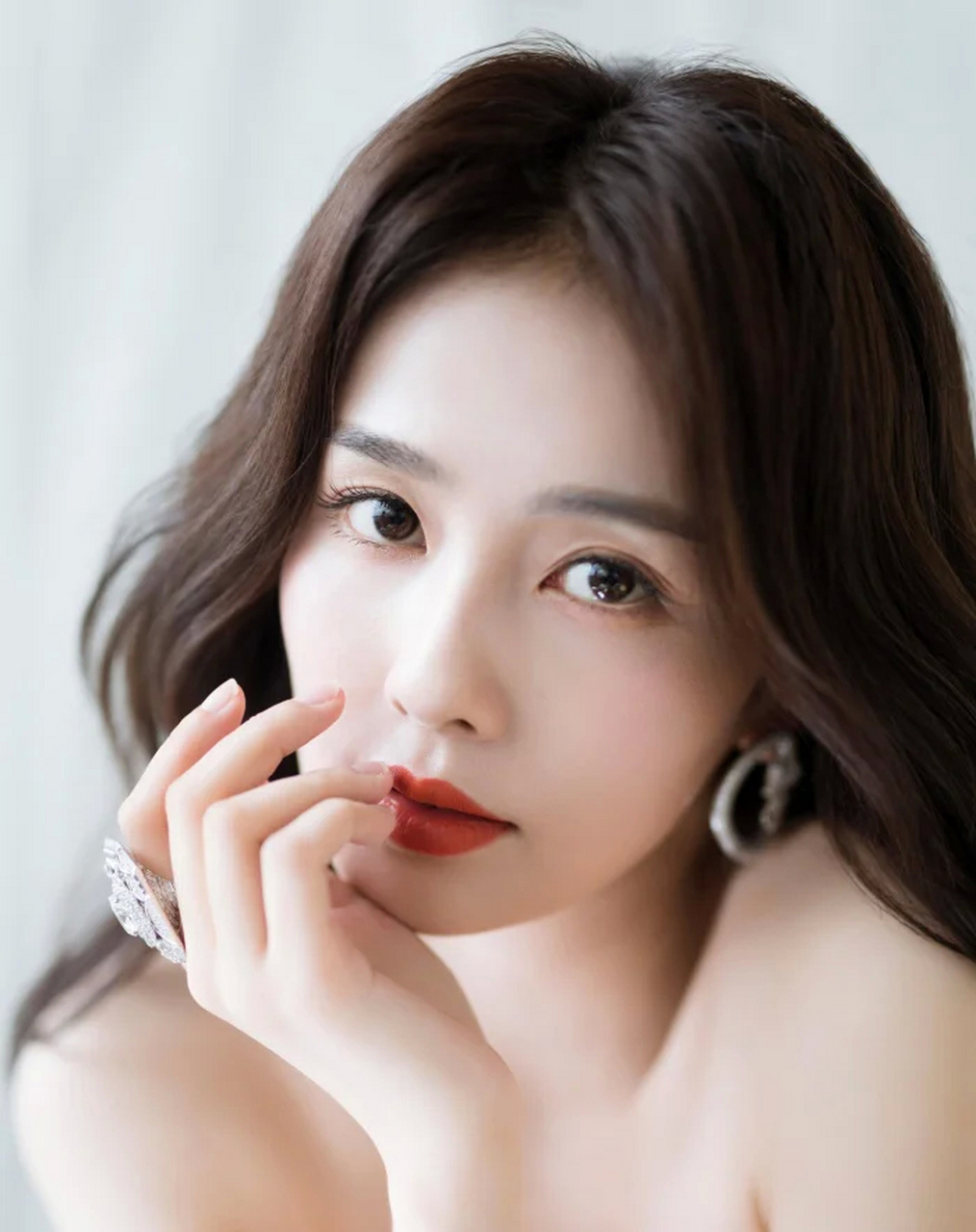 白鹿近照可清新也可御姐范儿,她的性格真的是女汉子吗?