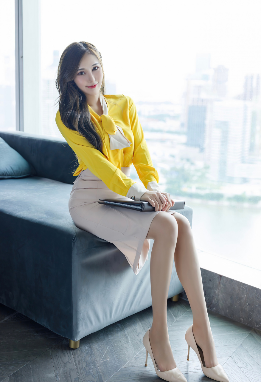 黄色衬衣搭配米白包臀短裙,丰满诱人的身段妩媚多姿,曼妙身姿迷人诱惑