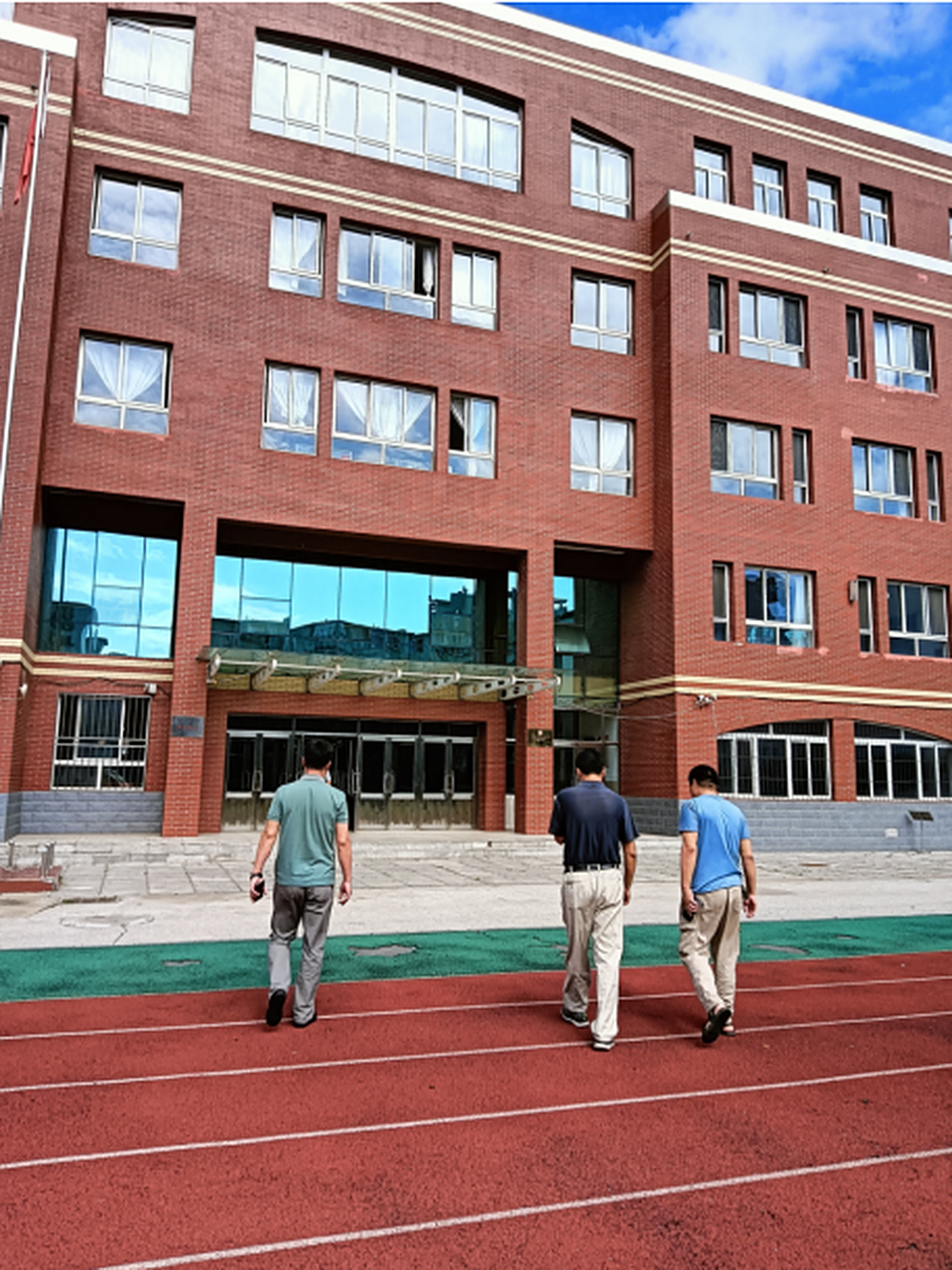 东洲区教育局局长,教育局基建科科长来到抚顺市第三十四中学,对学校的