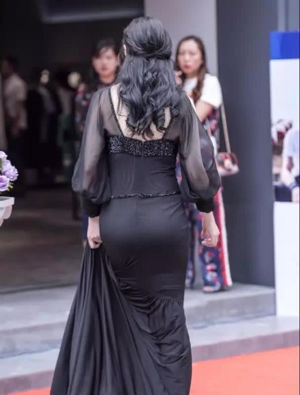 街拍:穿黑色吊带晚礼服的性感成熟美妇,优雅的贵妇气质太冷艳!