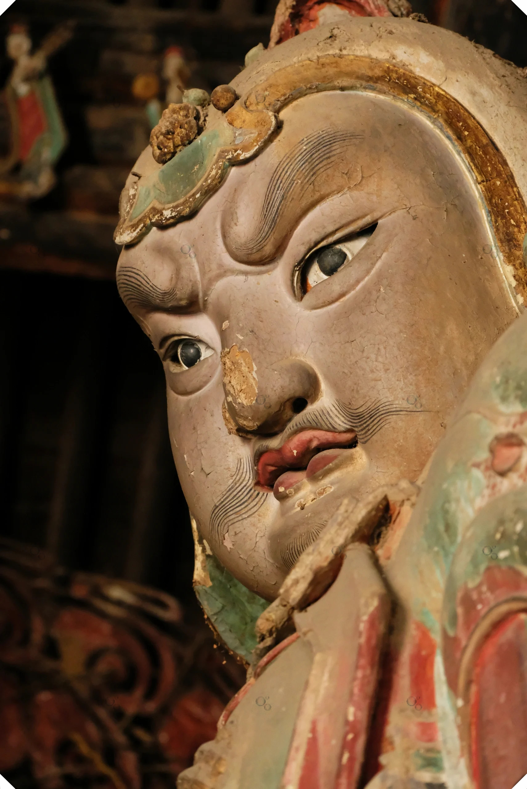 洪福寺的两尊护法天王或许不及崇福寺那种怒目喷火的狂热也无法与