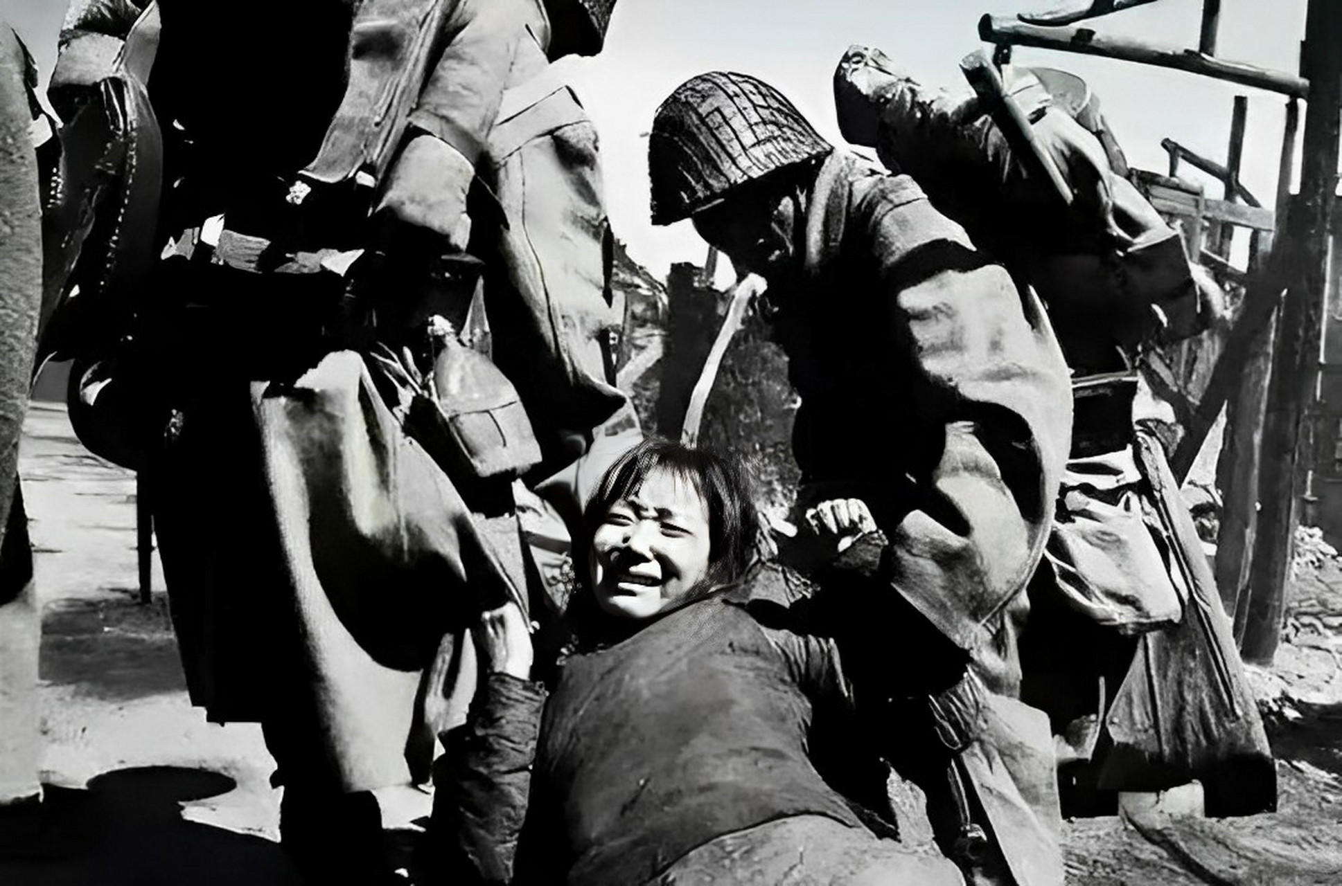 1940年,在老照片江浙地区,侵华日军山强征的慰安妇,两名日本士兵正