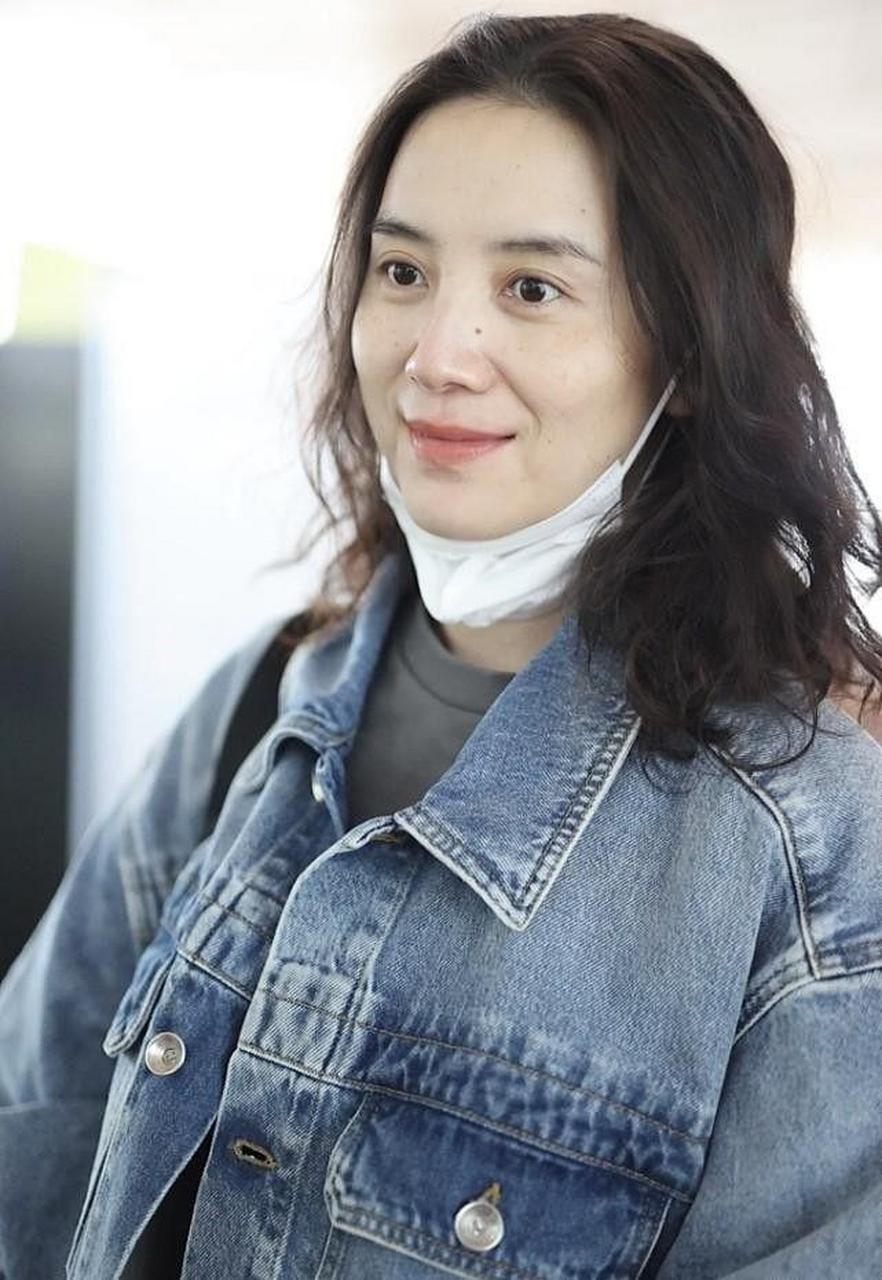 宋佳穿牛仔外套戴口罩素颜,美的时尚大方,这就是本色!
