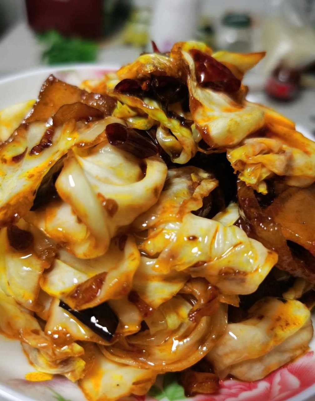 还没下班就有人问我今晚做什么了,就做个莲花白回锅肉和香菜炒牛肉,简