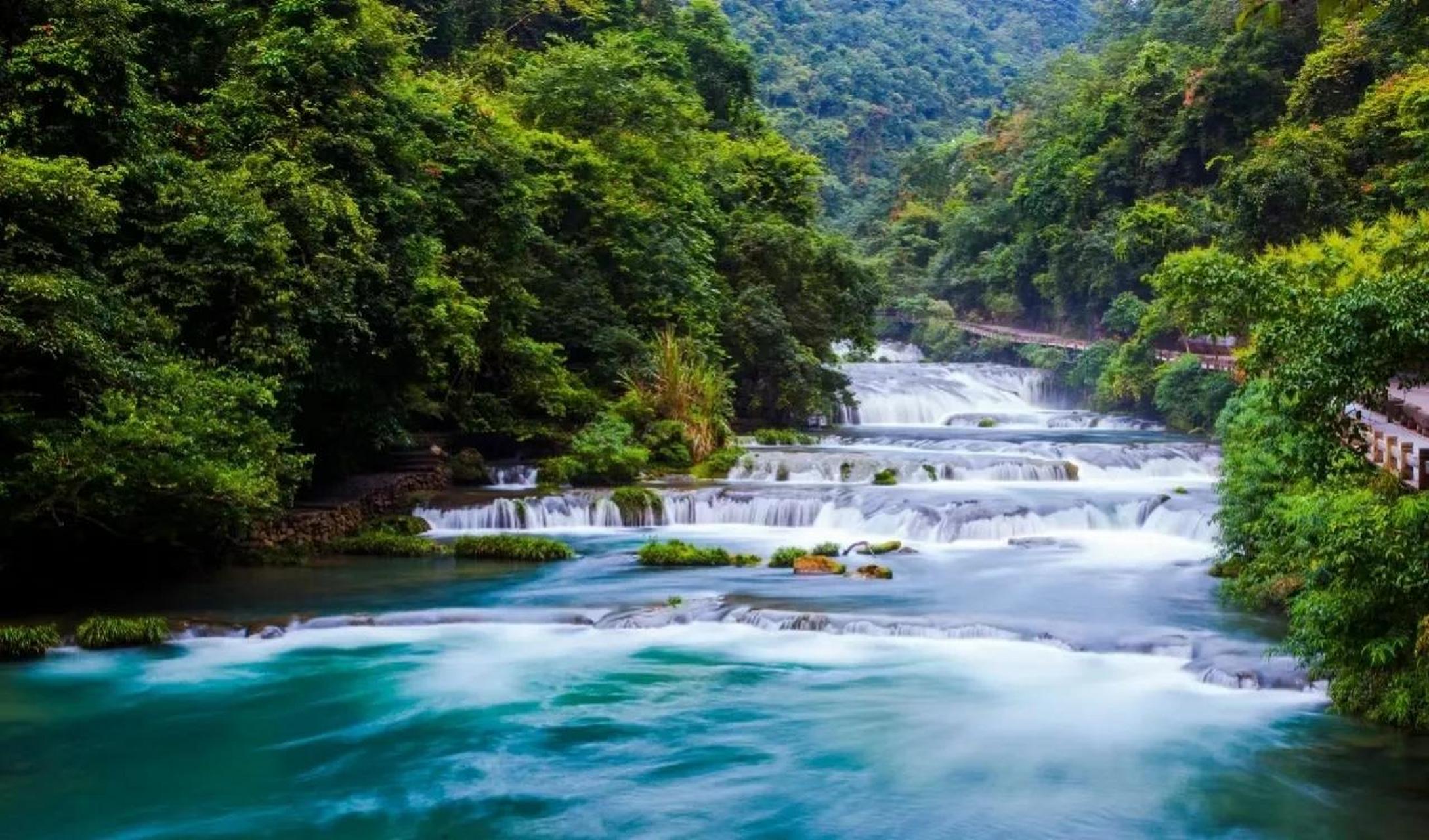 贵州荔波小七孔,水上森林,峡谷瀑布,还有绿宝石般的潭水,南方的避暑