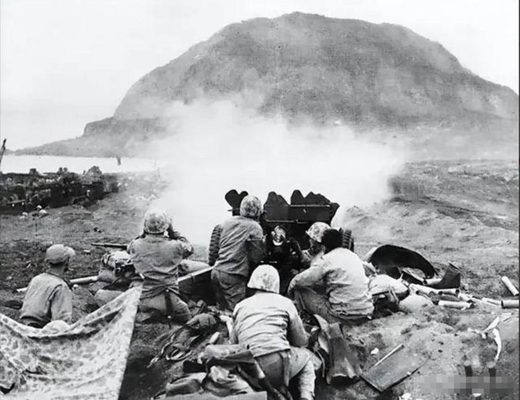 在二战时期的菲律宾战役中,美军士兵正在进行炮击远处的日军阵地.