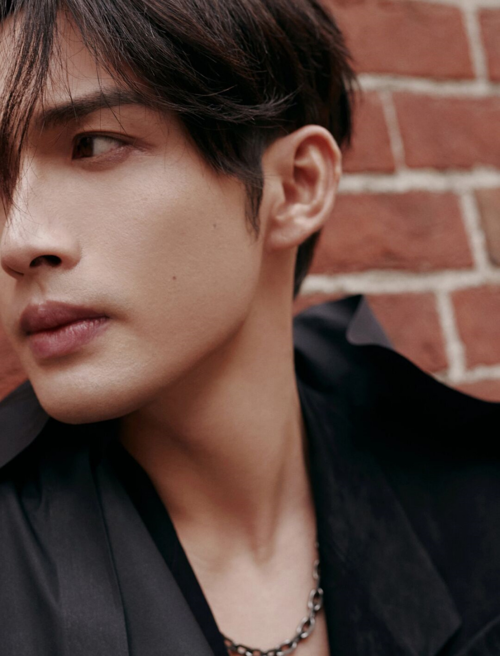 张彬彬,boss的米兰旅程  演员张彬彬身着 现身米兰街头 黑色风衣搭配