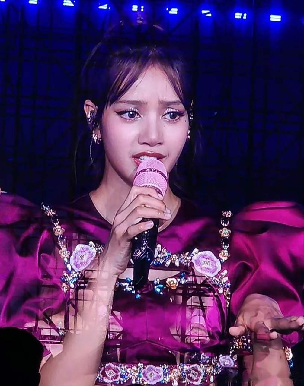 lisa演唱会再次尝试无刘海造型,你们觉得好看吗