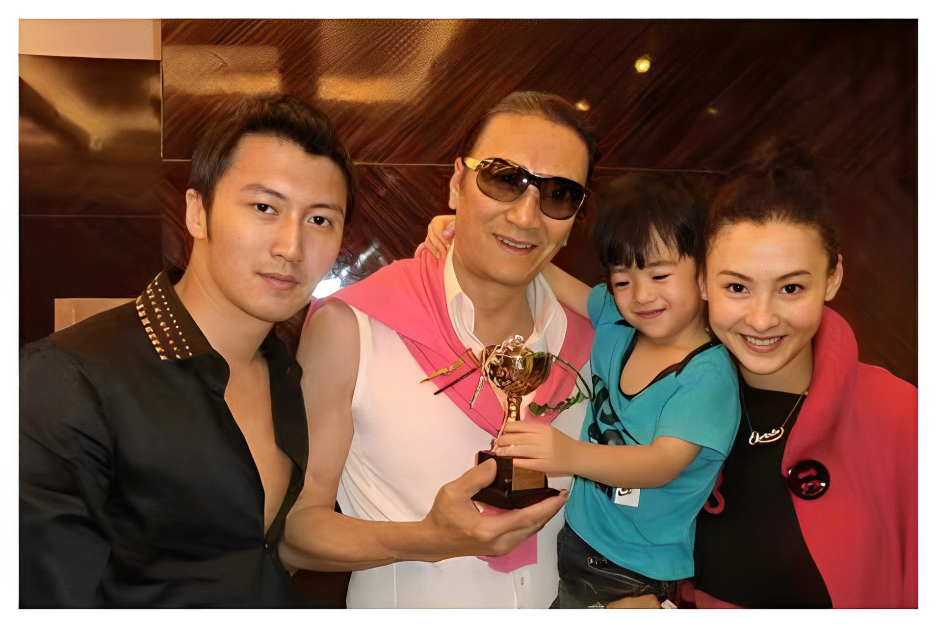 张柏芝带着自己的两个孩子去看公公谢贤,正好在机场遇到王菲,两人对视