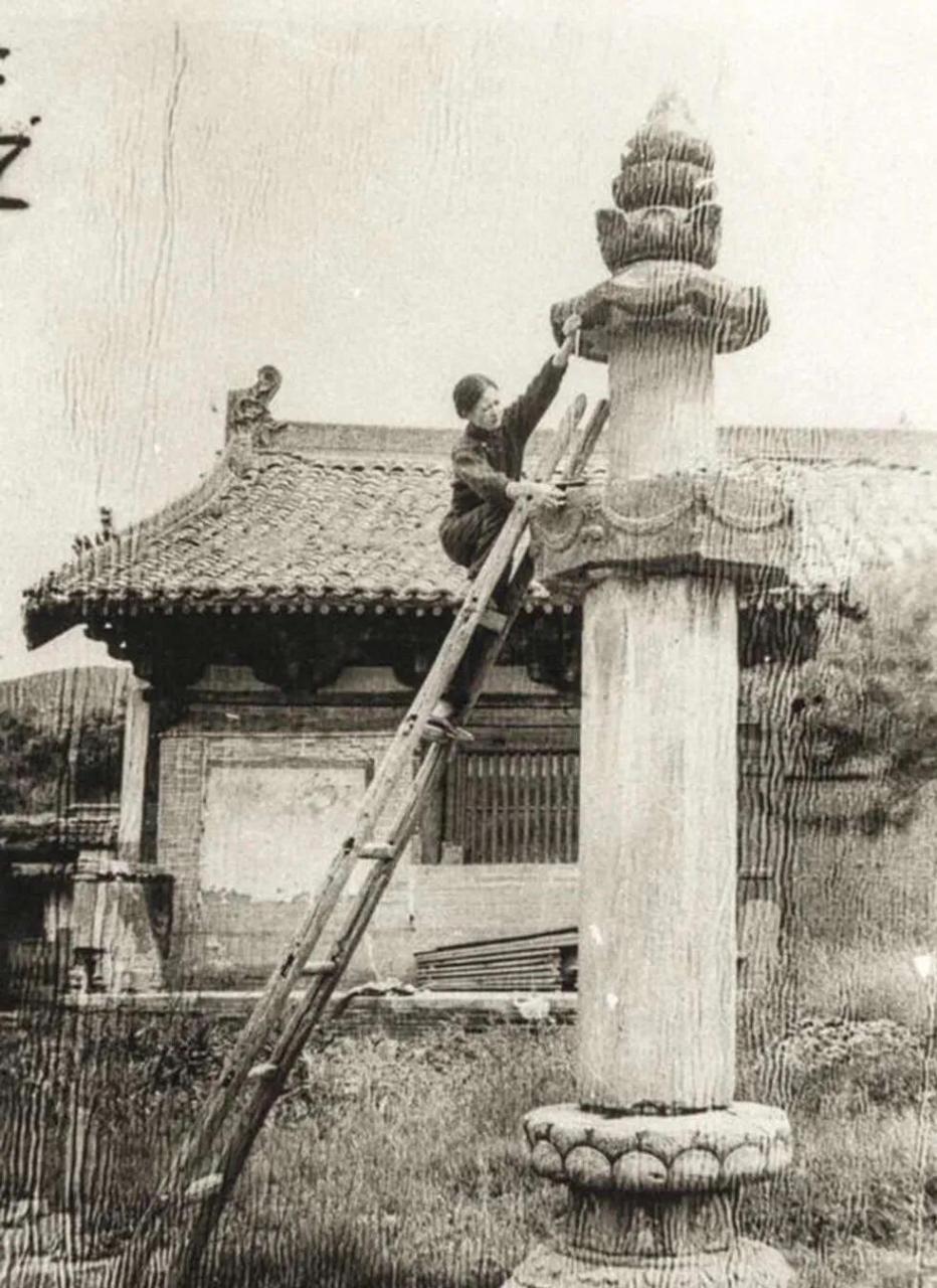 历史老照片:这是林徽因1937年在山西五台县豆村镇佛光寺测绘经幢的