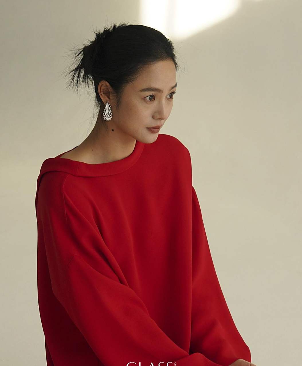 周韵最新时尚大片,一席红裙搭配着灵动的双眸,再加上不动声色的气质