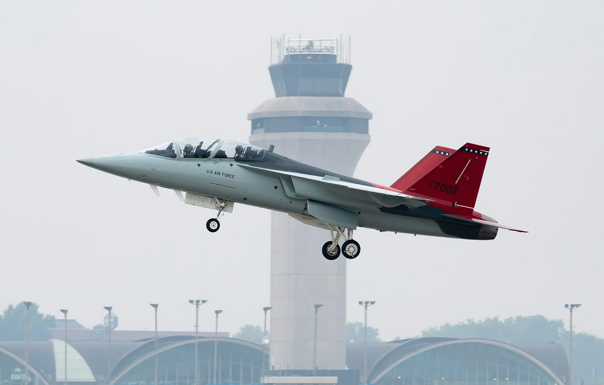 今年6月28日,美国空军t-7a"红鹰"高级教练机原型机首飞成功,这架