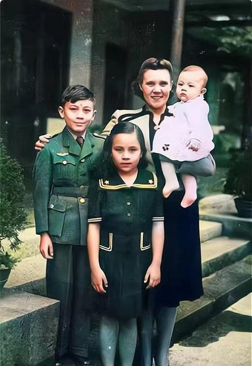 这是蒋经国与妻儿的合影,蒋经国的妻子蒋方良出生于白俄罗斯,父母曾是