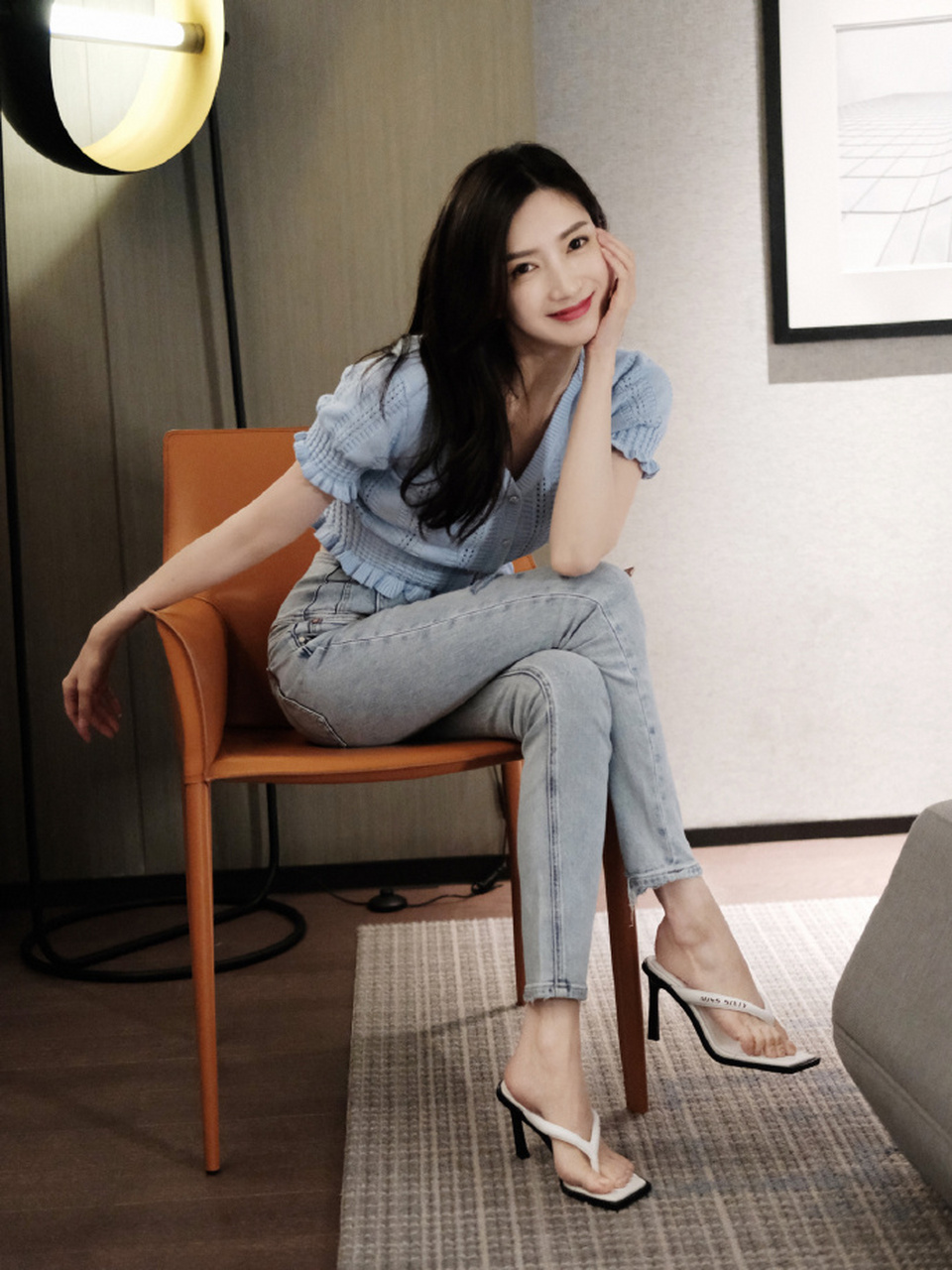 江疏影修身牛仔裤人字拖,这身材坐在那就是组大片 676767