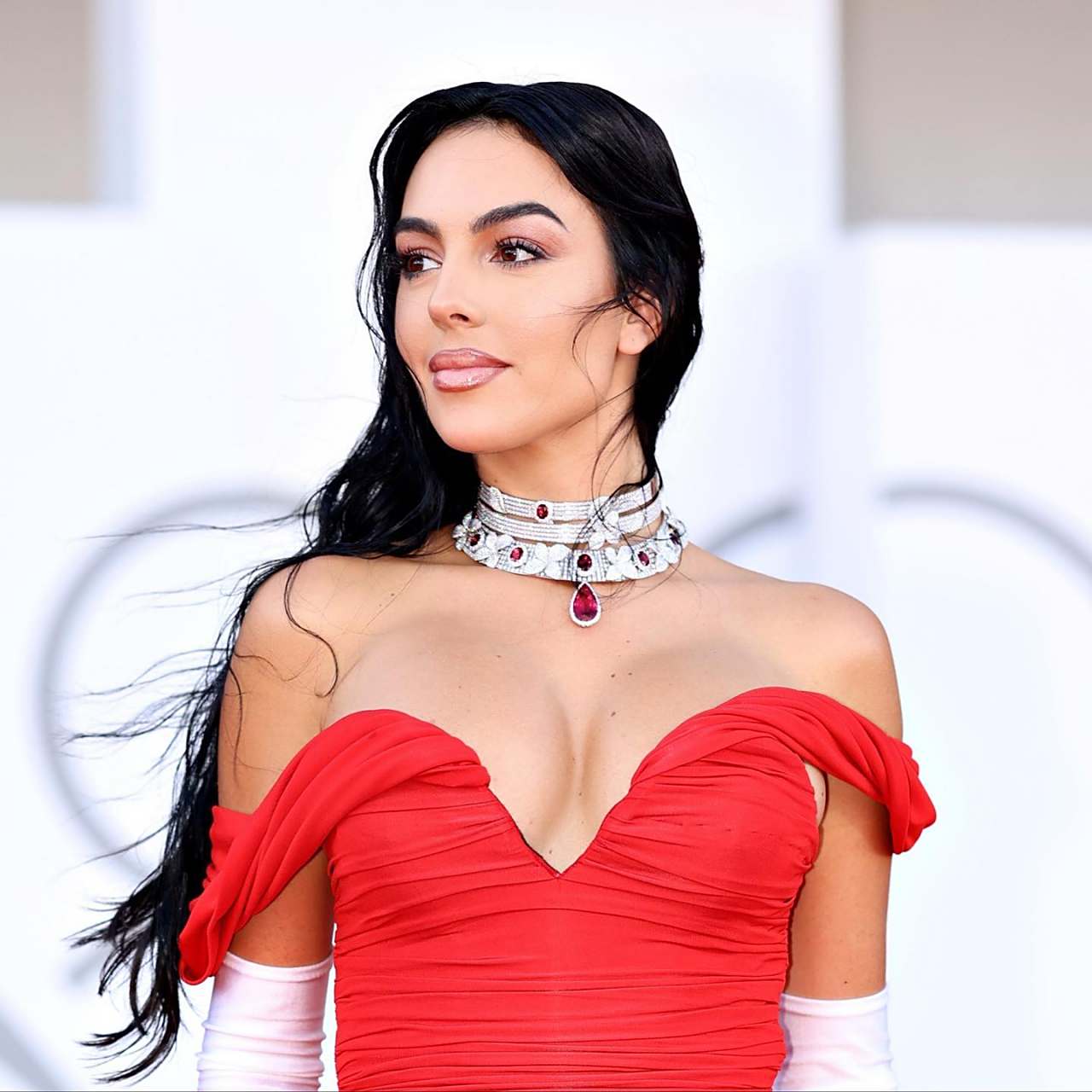 红裙美艳,c罗女友乔治娜亮相电影节  c罗女友乔治娜在威尼斯电影节上