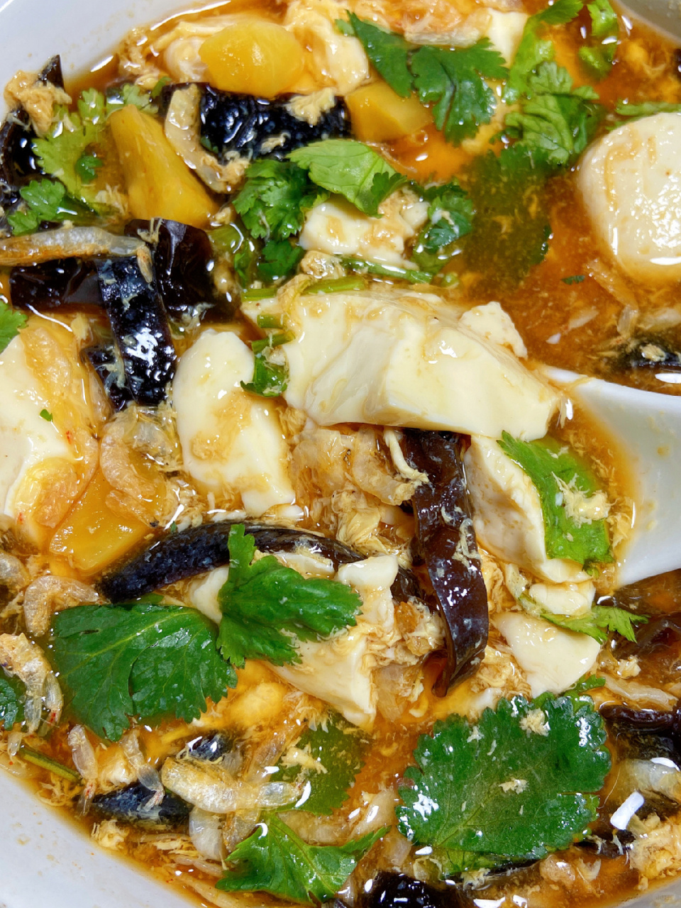 豆腐木耳鸡蛋汤! 喝起来暖暖的鲜美而不寡淡 满满一碗不到300大卡!