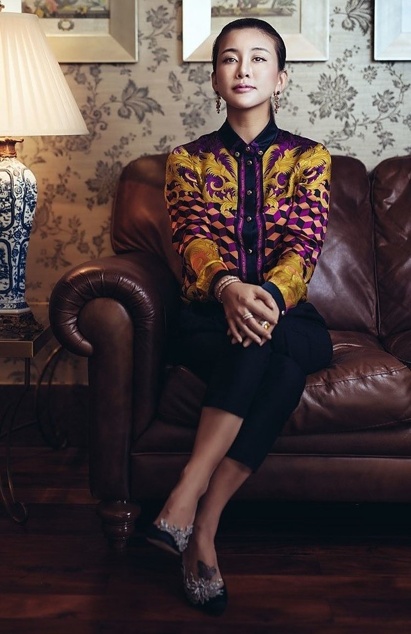 宋美遐   中盟世纪传媒女老板    发布知性高跟美足照片[鲜花]