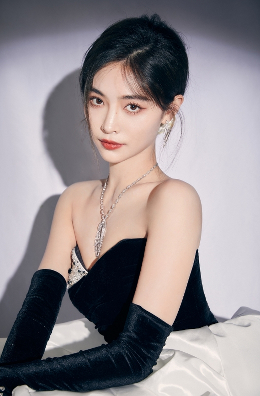 身材窈窕,性感妖娆的#许佳琪# 肤白貌美大长腿,美得让人爱慕不已.