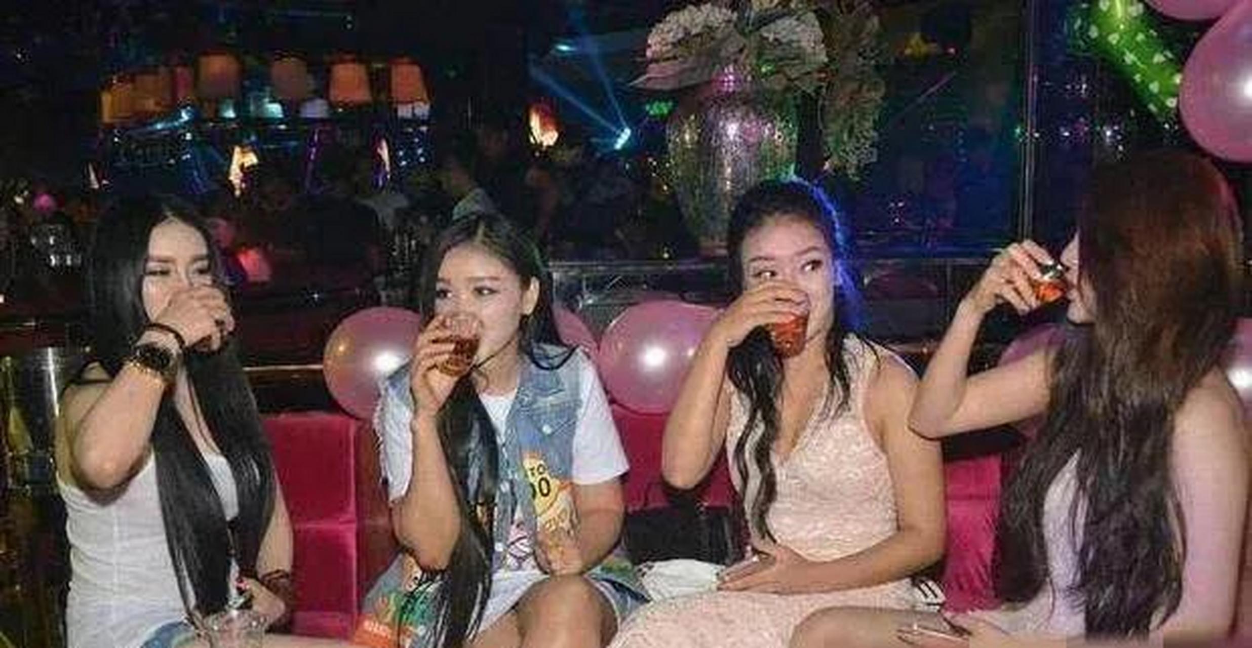 当年文二哥到天上人间消遣,为争夺与花魁司灵共进餐,与山西耿四爷起了