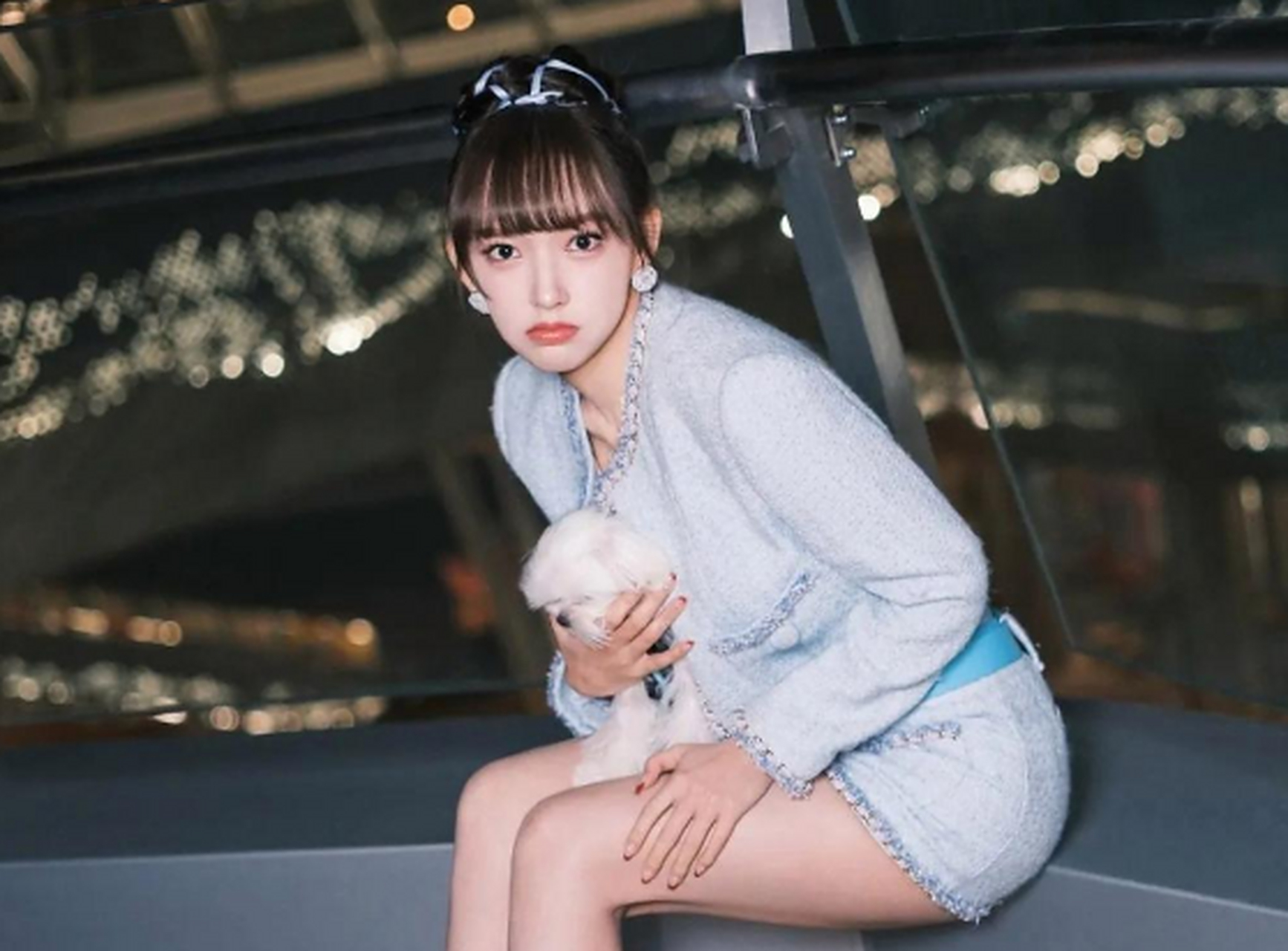 程潇身穿短款套装搭配高跟鞋,时尚甜美,大秀美腿,让人越看越喜欢