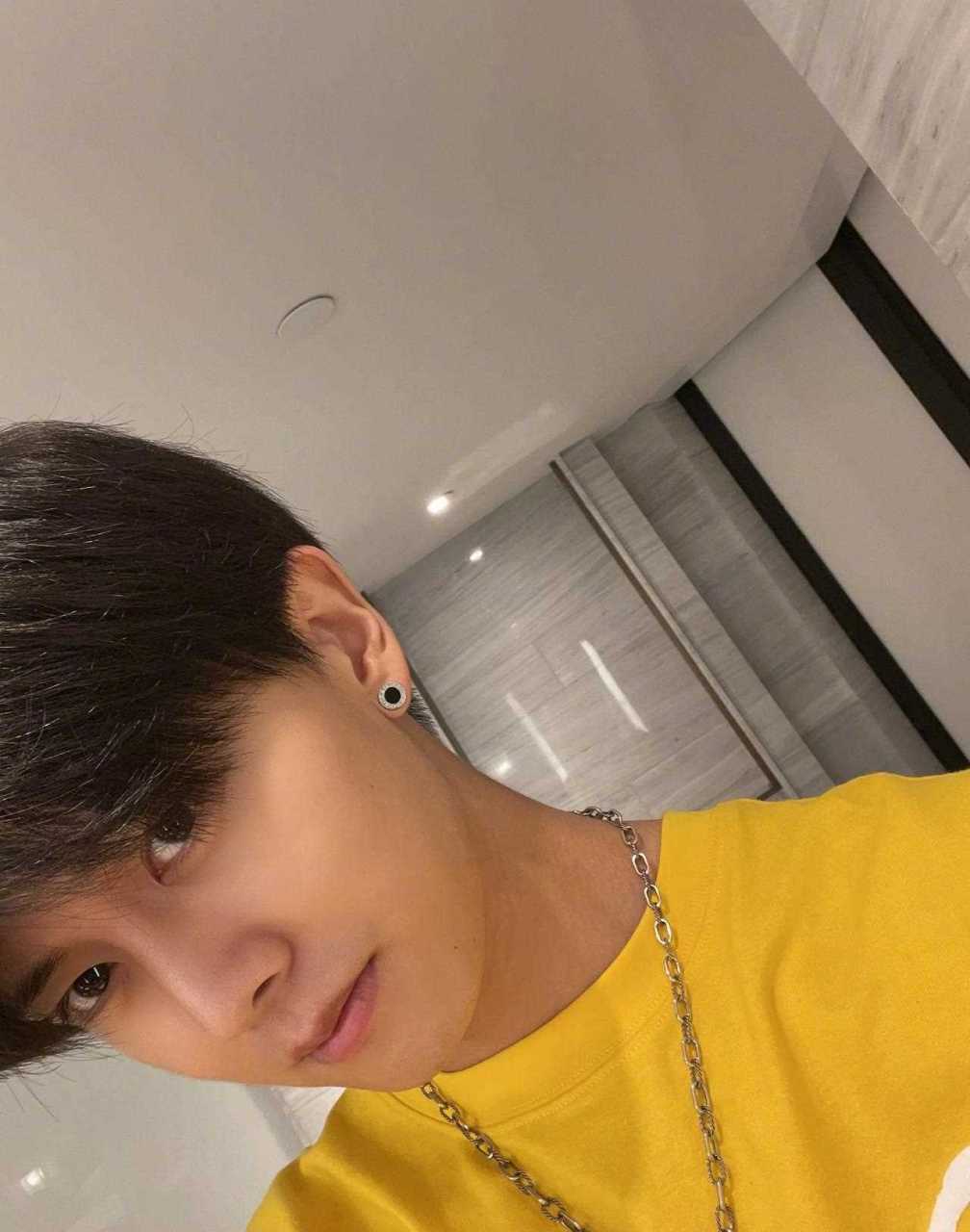 任嘉伦久违的自拍,迷人的微笑露出一口大白牙,简直太帅了