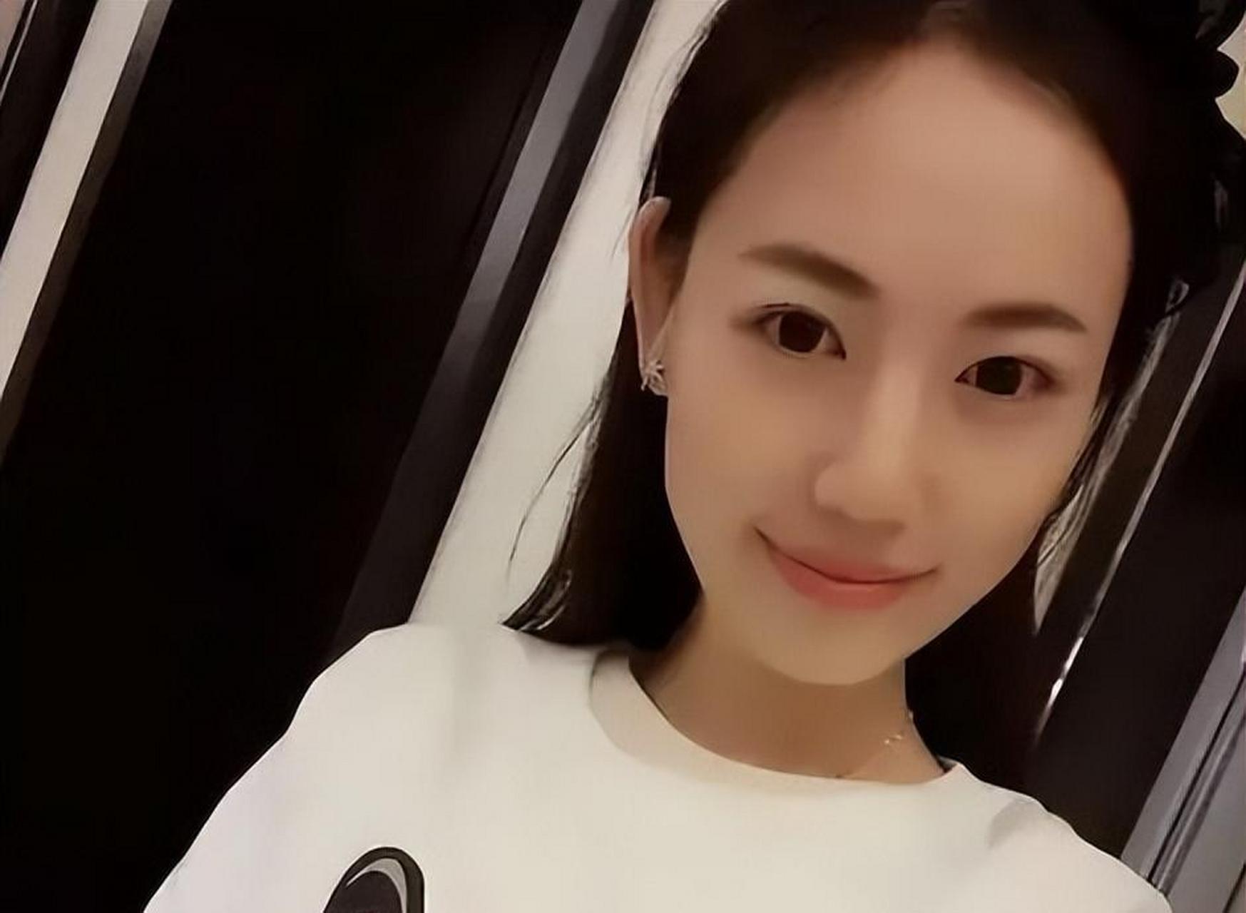 王宝强前妻马蓉近照曝光,手捧咖啡打扮似少女,移民国外躲避宋喆 10月