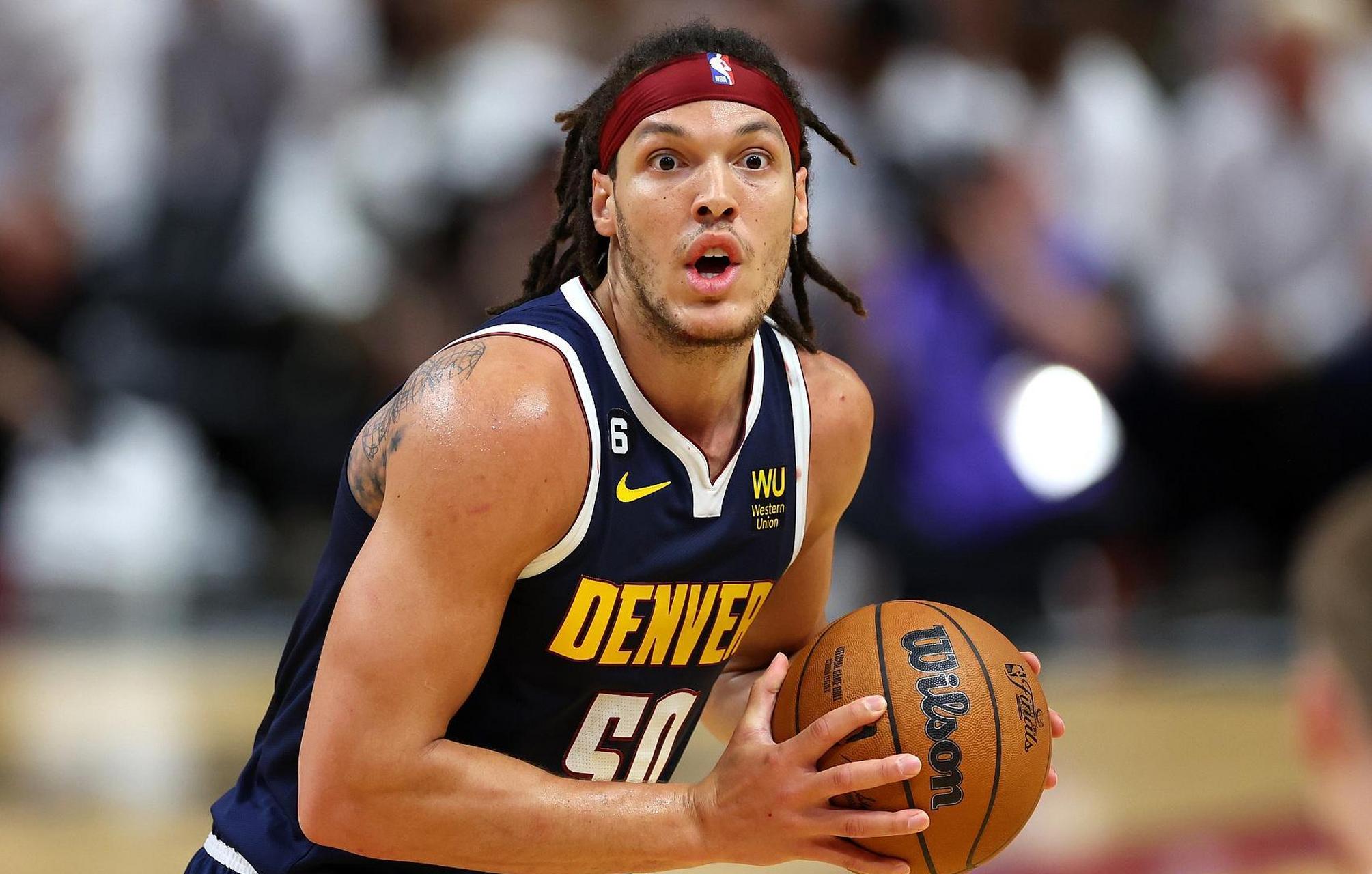 掘金队球星戈登在接受采访时,回顾了本赛季训练营和上赛季训练营的