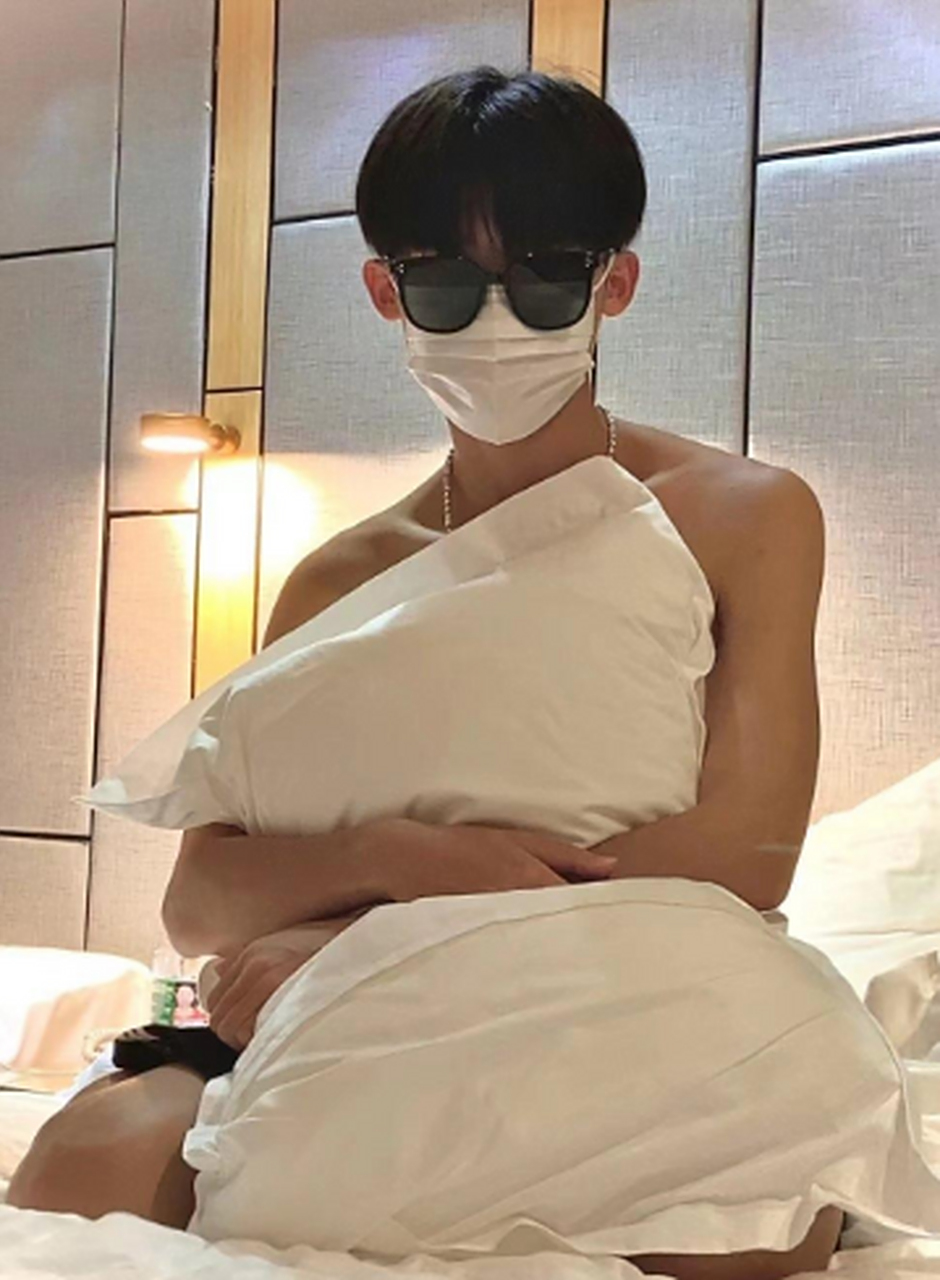 在床上拍照的小哥哥#4月创作打卡挑战赛# #帅哥