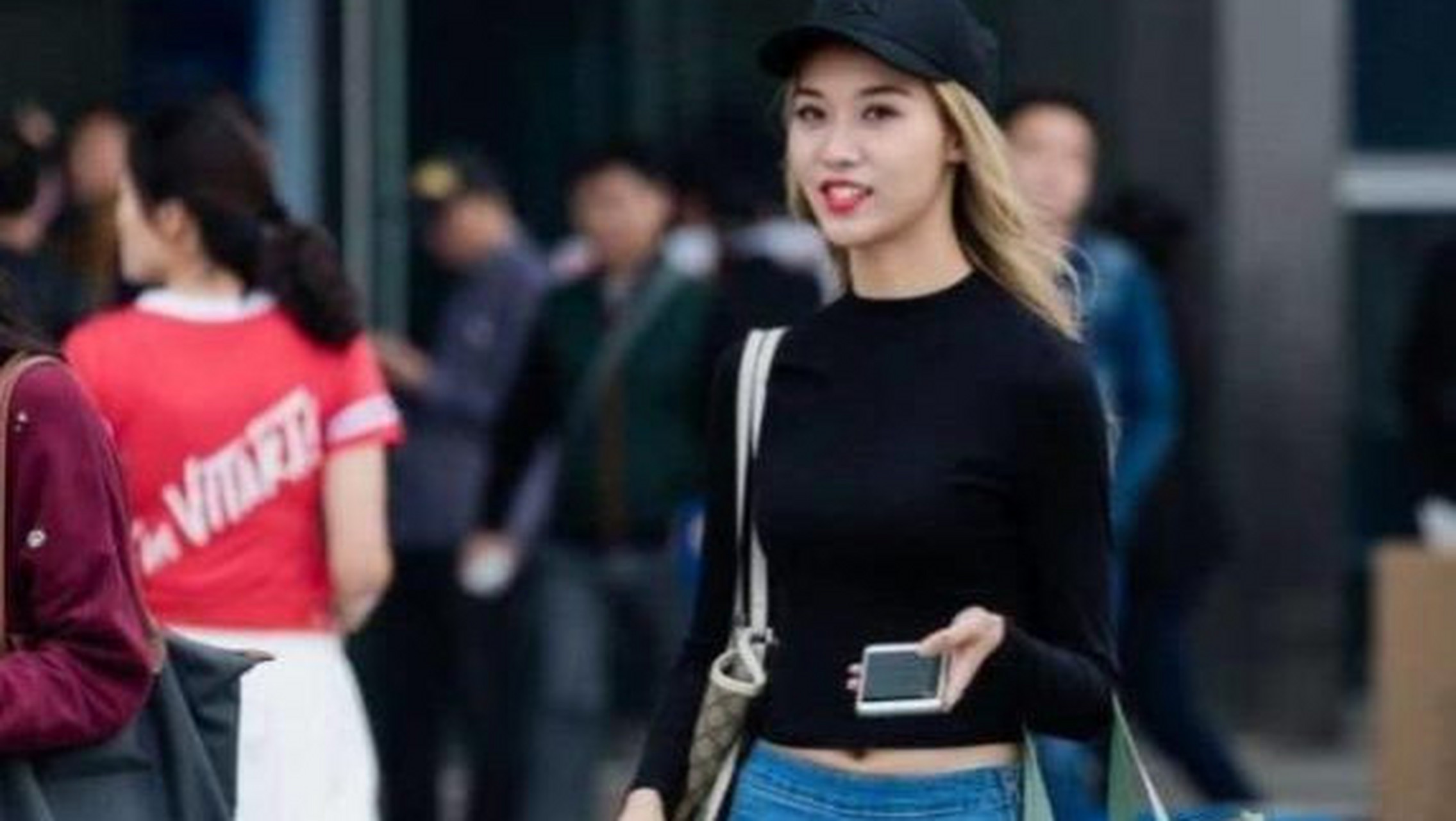 面带笑容的美女,一件黑色上衣配牛仔裤,时尚青春活力气息