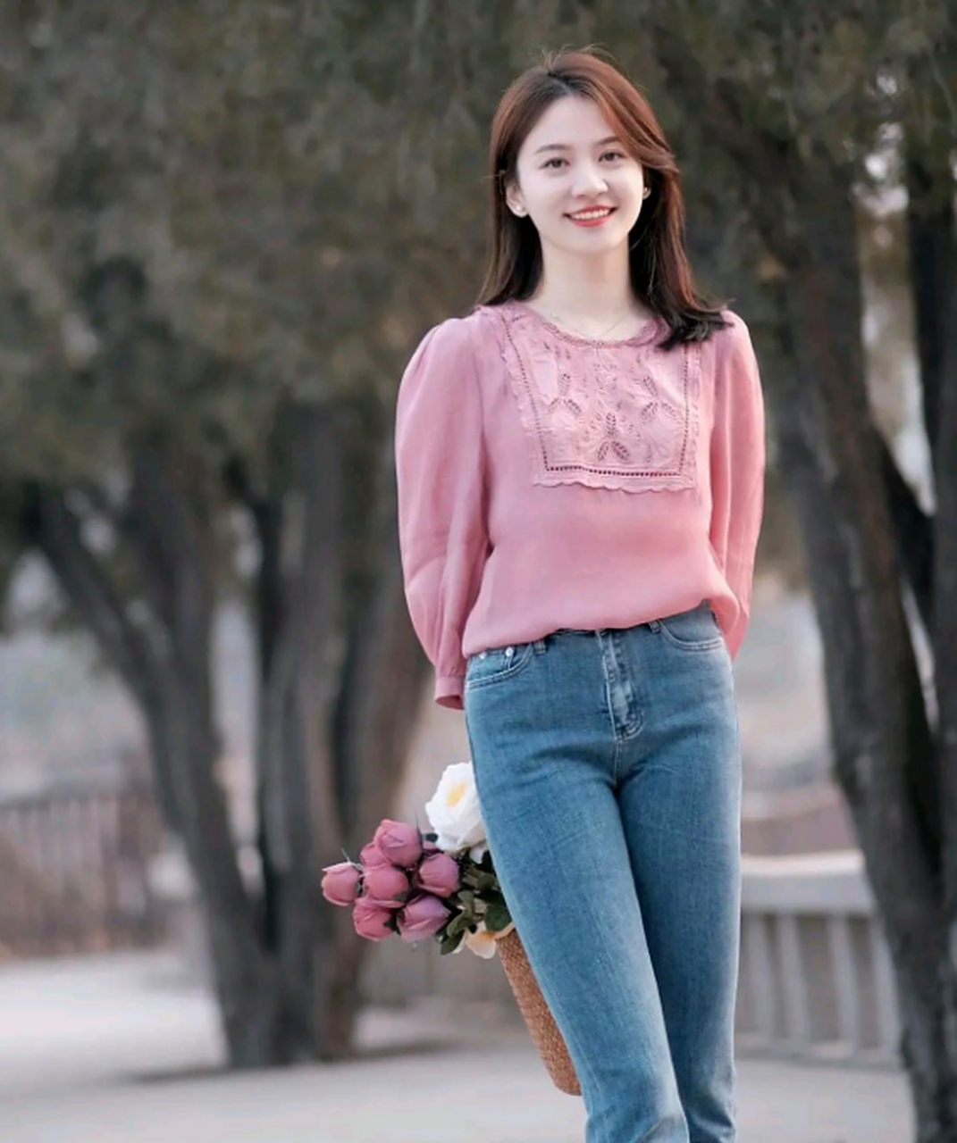 粉红色的上衣,搭配蓝色牛仔裤,休闲舒适的穿搭,优雅淑女范