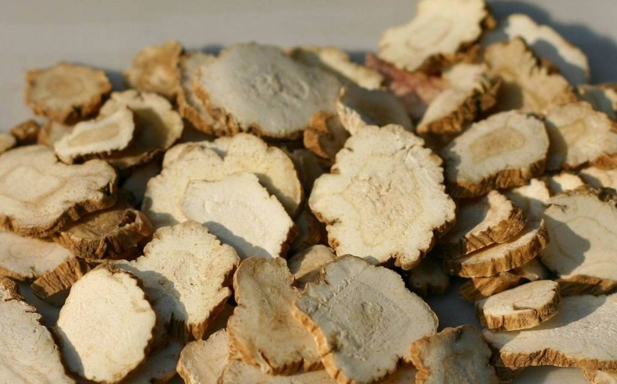 都梁丸  中成药都梁丸,主治风寒瘀血阻滞脉络所致的头痛,表现为头胀痛