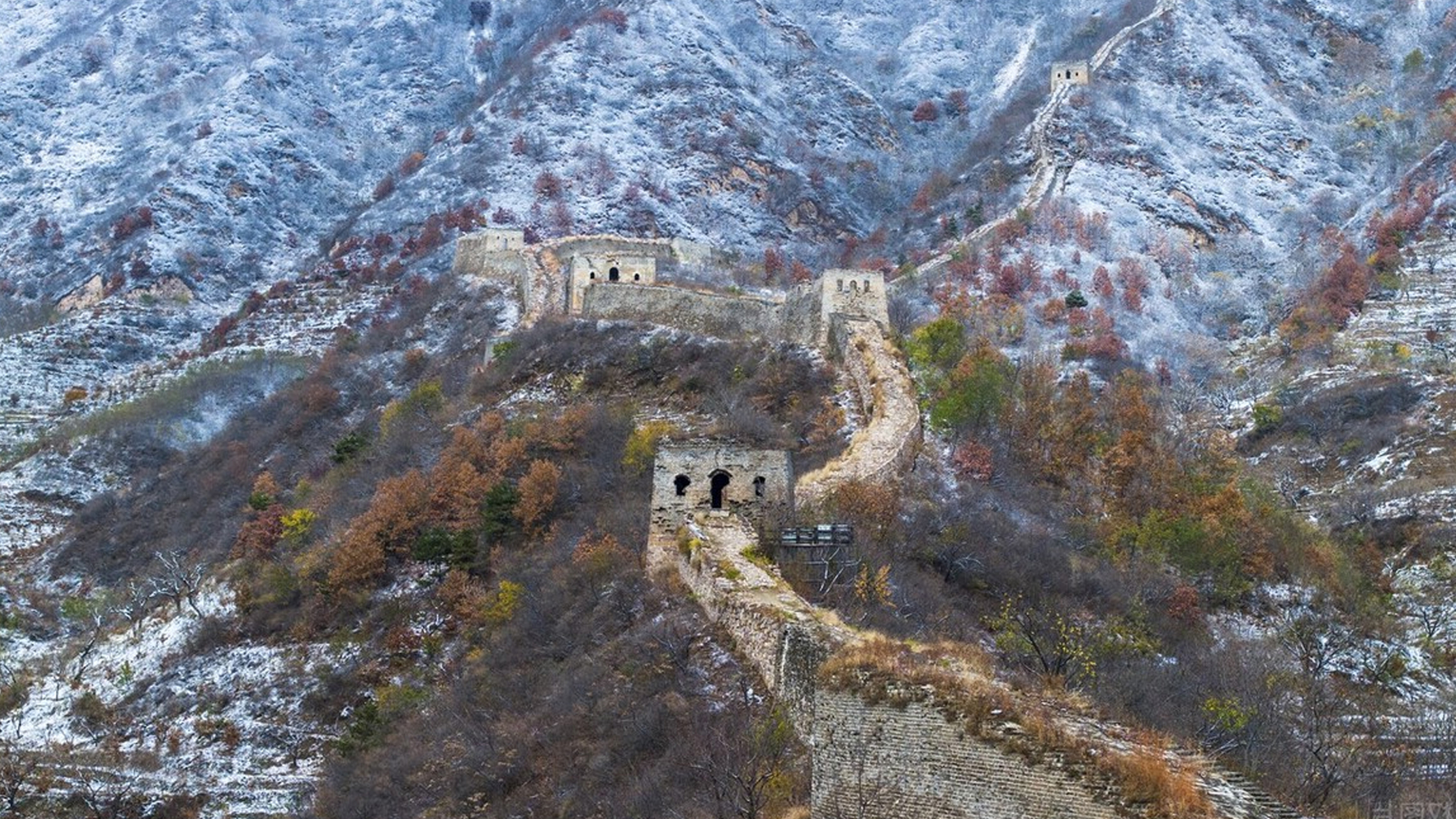 河北唐山青山关长城迎来今年的第一次降雪,大地一片银装素裹,轻轻的一