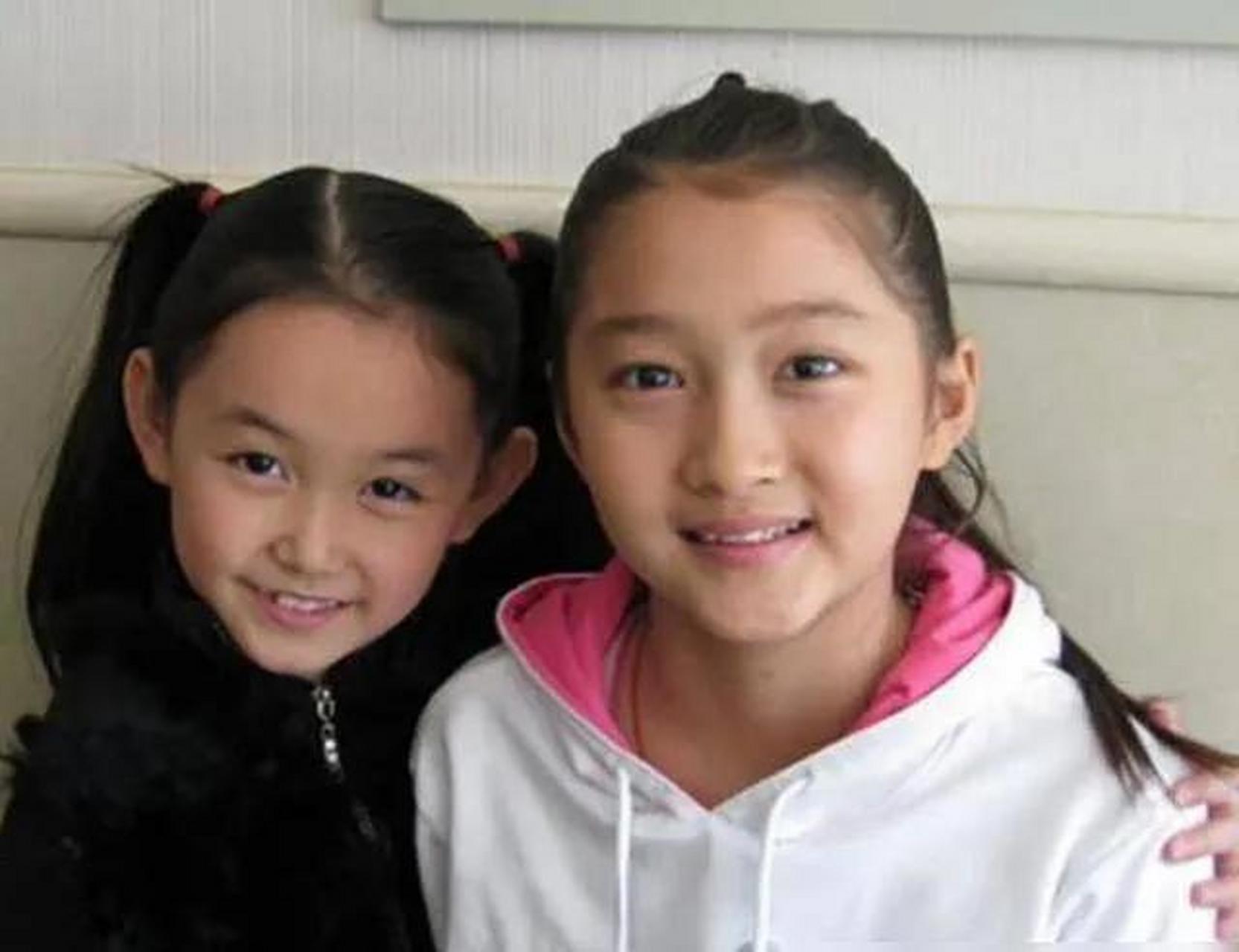 小时候的关晓彤和蒋依依就是一对美人胚子.