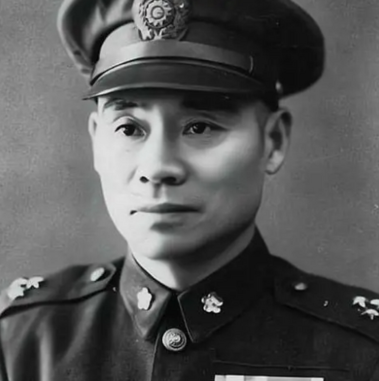 顾祝同善于处事,有"军中圣人"美誉.  他对部下宽厚.