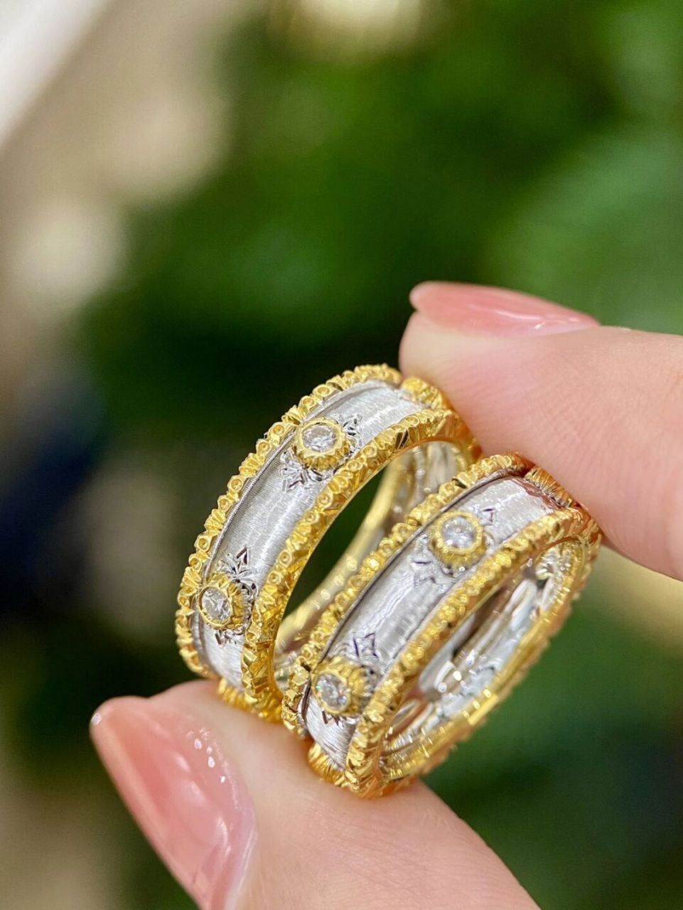 这是另一款深受喜爱的手工拉丝工艺戒指,其上镶嵌了一颗大约20分的